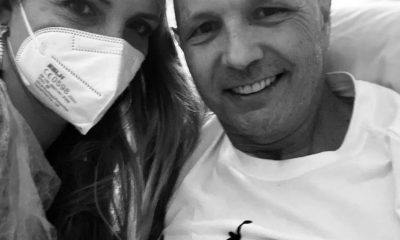 Il leone Sinisa Mihajlovic sorridente in ospedale, la foto su Instagram con la moglie Arianna