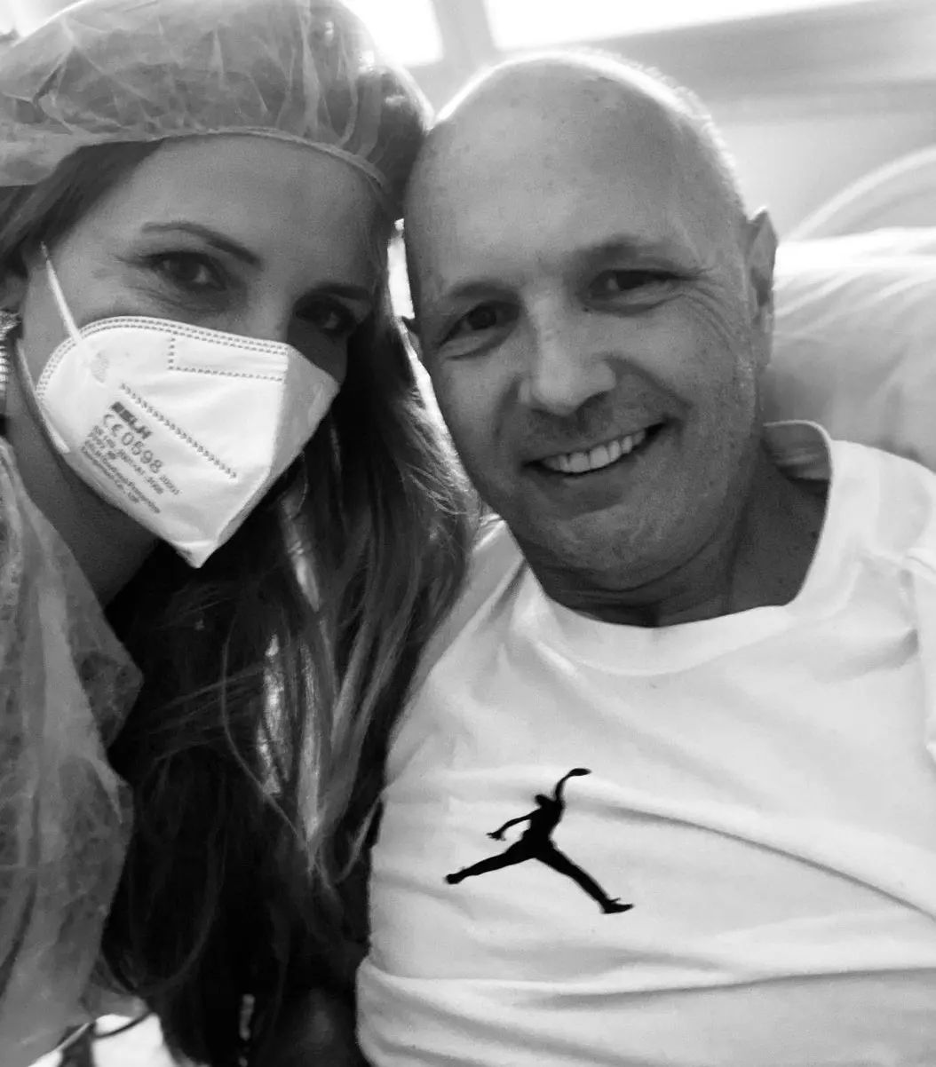 Il leone Sinisa Mihajlovic sorridente in ospedale, la foto su Instagram con la moglie Arianna