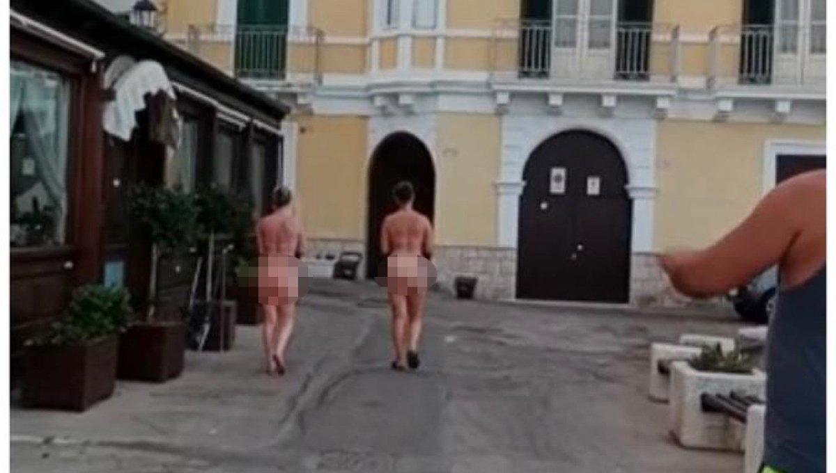Turiste nude a passeggio per Gallipoli, il video virale Immagine
